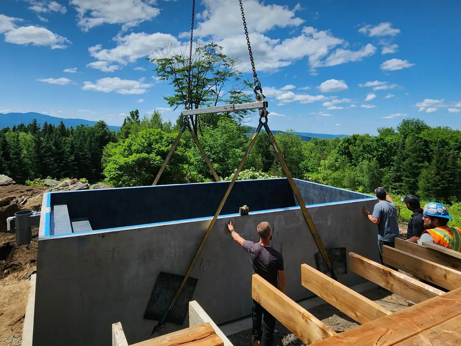 Une piscine Bayto déposée par la grue